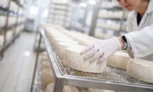 Um fenômeno raro no comércio mundial de laticínios está deixando produtores e compradores de olho nos próximos meses.