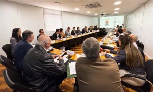 🌎 Abertura de mercados, sanidade animal e competitividade passam a orientar um plano conjunto para fortalecer a cadeia do leite no Sul.