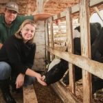 Contratos futuros de leite chegam ao Paraná e mudam o planejamento Produtor Wilko Laurens Verburg e a esposa na propriedade em Arapoti (PR) — Foto: Departamento Comunicação Sistema Faep
