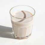 Leite: abandonar ou consumir? A resposta é menos radical 🔬 Entre vídeos virais e dietas da moda, o leite perdeu espaço. A ciência, porém, aponta uma realidade bem menos extrema.