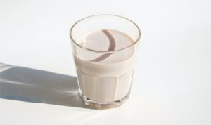 🔬 Entre vídeos virais e dietas da moda, o leite perdeu espaço. A ciência, porém, aponta uma realidade bem menos extrema.