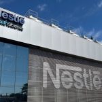 Nestlé investe R$ 540 milhões em fábrica estratégica no Brasil A expansão da fábrica da Nestlé em Araçatuba acompanha o avanço da demanda por produtos nutricionais para diferentes fases da vida. 🍼
