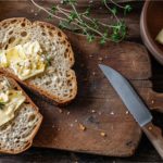 Manteiga ou margarina? O rótulo revela o que realmente importa 💡 A escolha entre manteiga e margarina depende menos do nome da embalagem e mais das informações nutricionais.