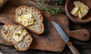💡 A escolha entre manteiga e margarina depende menos do nome da embalagem e mais das informações nutricionais.