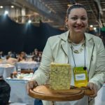 Por trás da medalha: o real impacto do Prêmio Queijo Brasil Patrícia Rosa de Souza, jurada do IX Prêmio Queijo Brasil, avalia uma das peças de queijo artesanal inscritas no concurso realizado em Blumenau (SC).