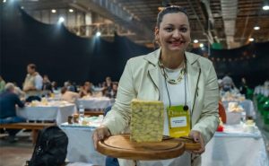 Patrícia Rosa de Souza, jurada do IX Prêmio Queijo Brasil, avalia uma das peças de queijo artesanal inscritas no concurso realizado em Blumenau (SC).