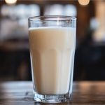 O mito do leite inflamatório começa a ruir diante das evidências Leite causa inflamação? Especialista afirma que compostos dos laticínios podem até exercer efeitos anti-inflamatórios 🥛
