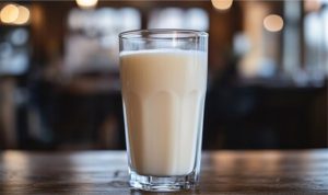 Leite causa inflamação? Especialista afirma que compostos dos laticínios podem até exercer efeitos anti-inflamatórios 🥛