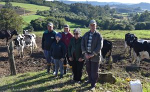 Feriado, chuva ou vaca doente: conheça a rotina que uma família não interrompe há quase 40 anos