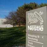 Sem corantes artificiais: Nestlé antecipa nova exigência do consumidor 🌱 Nestlé conclui etapa nos EUA e amplia plano global para eliminar corantes artificiais até o fim de 2026