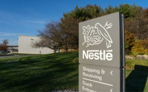 🌱 Nestlé conclui etapa nos EUA e amplia plano global para eliminar corantes artificiais até o fim de 2026
