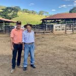 Aprendeu a fazer Queijo Minas Artesanal com o pai e hoje avalia os melhores do mundo 👨👦 Aos 60 anos, ele trocou a vida em São Paulo pelo Queijo Minas Artesanal aprendido com o pai de 95 anos.