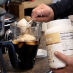 Whey protein: quando a febre da proteína supera a capacidade da indústria 🥤 A moda de “mais proteína em tudo” pressiona o mercado e revela falta de whey protein na cadeia alimentar