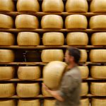 Calor extremo ameaça o sabor do queijo de 800 anos na Itália Temperaturas acima de 40°C desafiam vacas, queijarias e armazéns que protegem um dos produtos mais tradicionais da Itália 🌡️