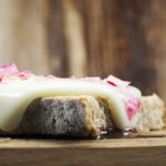 Queijo cancoillotte: o produto francês antigo que virou tendência no TikTok 📈 Com apenas 8g de gordura por 100g, o queijo cancoillotte viralizou na França e já registra falta em supermercados.