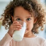 O teste que decide se a criança pode voltar a beber leite de vaca Entre a urticária aos 6 meses e o copo de leite aos 5 anos, o que mudou no corpo da criança 👶