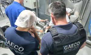 🥛 Água, ureia, soda cáustica e sal: o que estava por trás de um esquema que movimentava cifras milionárias no setor leiteiro gaúcho.