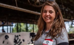 Bárbara Kallás assumiu a gestão da Fazenda da Vovó, em Minas Gerais, após um pedido feito pelo pai antes de morrer, em 2018 (Foto: Daniel Reche/Danone)