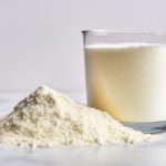 Câmara aprova apoio a lei contra reconstituição de leite 🐄 Vereadores gaúchos entraram na briga pelo leite. O motivo envolve preço, origem do produto e a sobrevivência de quem produz no campo.