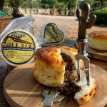 Agreste faz 250 mil kg de queijo de coalho por dia e quer selo de origem Da trilha ao prato: uma fazenda de Pernambuco levou o consumidor até a origem do queijo de coalho 🧀