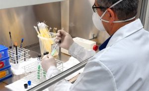 🔬 Uma solução criada em laboratório resolveu um problema que travava exames de tuberculose em áreas rurais há décadas.