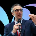 5 perguntas para Arthur Lorenzetti, vice-presidente de nutrição especializada da Danone Brasil Arthur Lorenzetti, vice-presidente de Nutrição Especializada da Danone Brasil, fala sobre proteínas, medicamentos GLP-1, envelhecimento e acesso à terapia nutricional. Crédito: Arte Fast Company Brasil