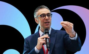 Arthur Lorenzetti, vice-presidente de Nutrição Especializada da Danone Brasil, fala sobre proteínas, medicamentos GLP-1, envelhecimento e acesso à terapia nutricional. Crédito: Arte Fast Company Brasil