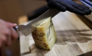 Bilhões de dólares em exportações e nomes como "parmesão" e "feta" estão no centro de uma queda de braço comercial.