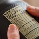 Whey protein sem lactose: só 2 de 7 produtos analisados informam zero O whey protein sem lactose passa por uma filtragem longa, mas o que sobra no pote varia de produto para produto. E um número quase nunca aparece. 🥛