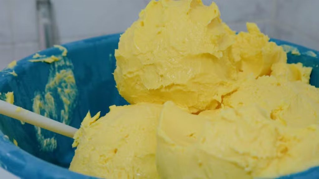 Laticínio próprio transforma leite a pasto em manteiga diferenciada Dentro da propriedade, um laticínio próprio transforma a rotina do pasto em um produto de cor inconfundível 🐄