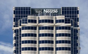 Entre vendas bilionárias e uma presença concentrada em um mercado, a Nestlé redesenha seu portfólio. 👀