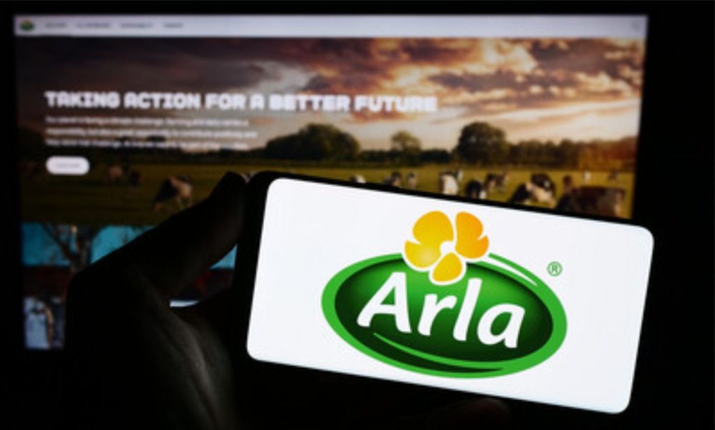 A Arla Foods vai mexer em duas fábricas europeias, mas o detalhe que mais intriga não está na cifra do investimento. 🥛