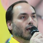 Eleito senador Carlos Bolsonaro critica importação de leite argentino Carlos Bolsonaro, senador eleito por SC, promete pressionar o governo federal por investigação sobre dumping no leite.