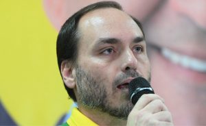 Carlos Bolsonaro, senador eleito por SC, promete pressionar o governo federal por investigação sobre dumping no leite.