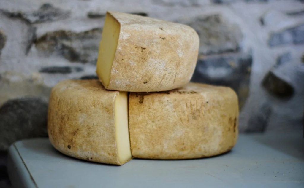 Se você compra um queijo artesanal que possui uma casca deliberadamente maturada, converse com quem vende.