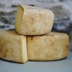Afinal, toda casca de queijo pode ser comida? Se você compra um queijo artesanal que possui uma casca deliberadamente maturada, converse com quem vende.