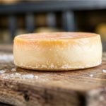 3 deliciosas receitas que levam o queijo de leite cru como principal ingrediente Vale lembrar que, no passado, diversos subtipos de renome, como roquefort, camembert, brie e até mussarela e parmesão, já foram originalmente fabricados a partir do leite cru