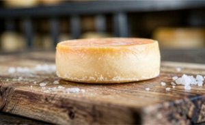 Vale lembrar que, no passado, diversos subtipos de renome, como roquefort, camembert, brie e até mussarela e parmesão, já foram originalmente fabricados a partir do leite cru