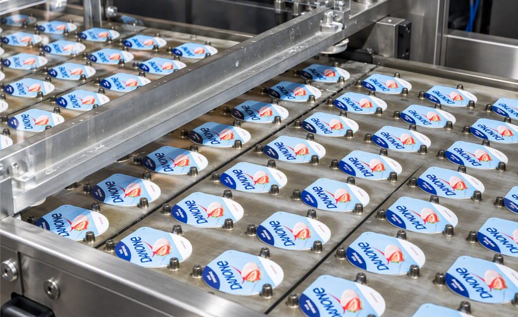 Na frente de acesso à alimentação, a Danone trabalha para ampliar a destinação de produtos aptos para consumo à doação.