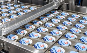 Na frente de acesso à alimentação, a Danone trabalha para ampliar a destinação de produtos aptos para consumo à doação.