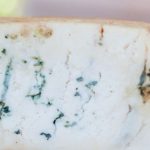 Queijo com receita de 400 anos ganha casca de urtiga e sabor novo O queijo de leite de vaca semifirme é revestido com folhas de urtiga colhidas manualmente.