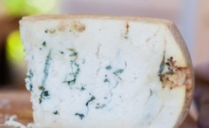 O queijo de leite de vaca semifirme é revestido com folhas de urtiga colhidas manualmente.