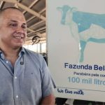 Visitamos a fazenda que produz 102 mil litros de leite por dia, a maior do Brasil Em um diálogo enriquecedor com Sérgio Ferraz Ribeiro Filho, diretor geral de produção e neto do fundador, a paixão pela pecuária leiteira e um profundo respeito pelos animais transpareceram em cada palavra.