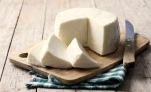 O leite cru é uma das principais características desse modo tradicional de produção.