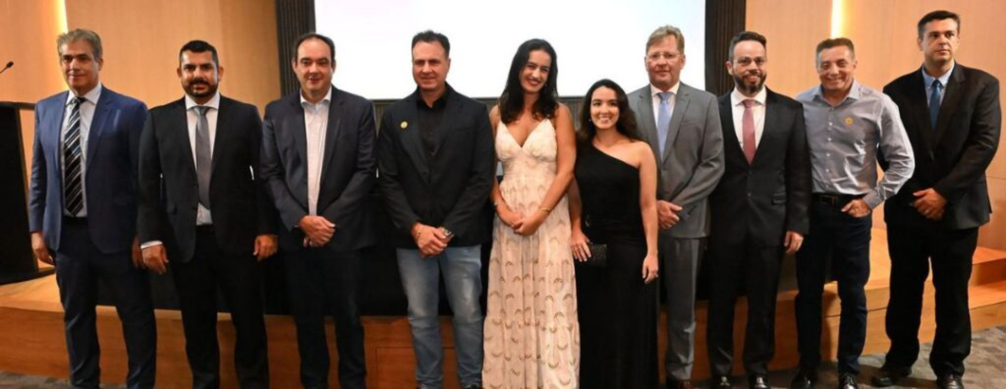 Silemg empossa nova diretoria e destaca competitividade da indústria de laticínios A cerimônia contou com a presença de autoridades estaduais, diretores da FIEMG, presidentes de sindicatos associados à Federação, empresários e representantes de associações ligadas à cadeia do leite.