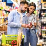 Não são só as canetas: o que explica a corrida das marcas pela proteína Em alguns produtos proteicos, a proteína já estava lá; o que mudou foi o destaque no rótulo. E o consumidor passou a ler a embalagem de outro jeito 👀