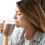 Sentindo fome toda hora? O copo de leite no café da manhã ajuda a prolongar a saciedade Descubra como o leite atua na regulação da fome e no bem-estar. Confira dicas de nutricionistas para combinar esse alimento e garantir mais equilíbrio na sua rotina - Canva Equipes/Africa images