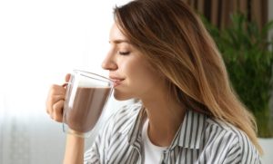 Descubra como o leite atua na regulação da fome e no bem-estar. Confira dicas de nutricionistas para combinar esse alimento e garantir mais equilíbrio na sua rotina - Canva Equipes/Africa images
