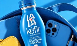 No Lala Kéfir, a fabricante destaca a presença de 19 cepas vivas e ativas, além da concentração de aproximadamente 30 bilhões de microrganismos por porção.